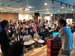 懇親会中のライブコーディングの様子